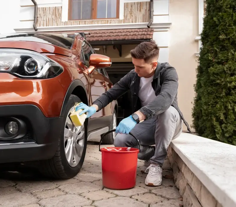 Lavage auto à domicile Tréglamus : professionnel intervenant sur un véhicule